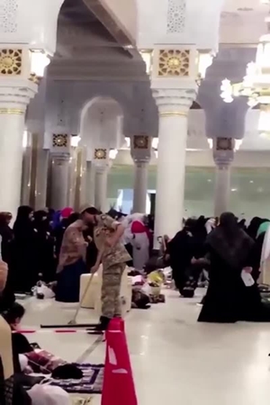 شاهد رد فعل رجل الأمن في الحرم المكي عند تسرب المياه